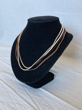 गैलरी व्यूवर में इमेज लोड करें, Hamsa necklace