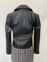 गैलरी व्यूवर में इमेज लोड करें, Barneys leather jacket: Size 10