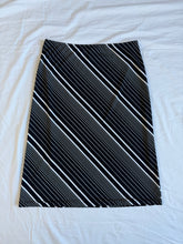 Load image into Gallery viewer, Now skirt: Size M