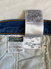 Load image into Gallery viewer, Levis shorts: Size 28