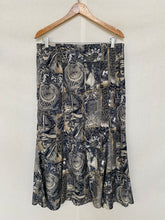 Load image into Gallery viewer, Jacques skirt: Size 18
