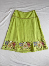 Lade das Bild in den Galerie-Viewer, Embroidered skirt: Size M