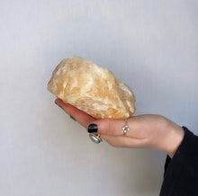 Load image into Gallery viewer, Lavender calcite candle