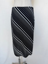 Load image into Gallery viewer, Now skirt: Size M