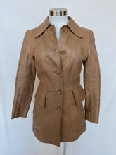 गैलरी व्यूवर में इमेज लोड करें, 70s leather jacket: Size 8