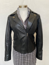 गैलरी व्यूवर में इमेज लोड करें, Barneys leather jacket: Size 10