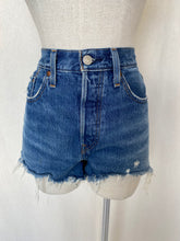 Load image into Gallery viewer, Levis shorts: Size 28