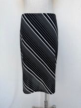 Load image into Gallery viewer, Now skirt: Size M