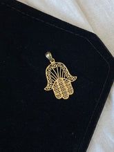 गैलरी व्यूवर में इमेज लोड करें, Hamsa necklace