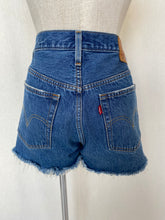 Load image into Gallery viewer, Levis shorts: Size 28