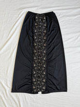 Lade das Bild in den Galerie-Viewer, Essence skirt: Size 14
