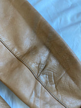 गैलरी व्यूवर में इमेज लोड करें, 70s leather jacket: Size 8