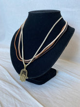 गैलरी व्यूवर में इमेज लोड करें, Hamsa necklace