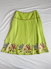 Lade das Bild in den Galerie-Viewer, Embroidered skirt: Size M