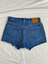 Load image into Gallery viewer, Levis shorts: Size 28