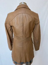 गैलरी व्यूवर में इमेज लोड करें, 70s leather jacket: Size 8