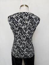 Load image into Gallery viewer, Femme top: Size M
