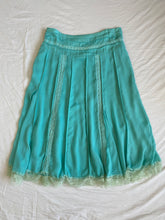 Load image into Gallery viewer, Classique skirt: Size 18
