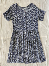 Lade das Bild in den Galerie-Viewer, Floral dress: Size 14
