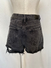 Load image into Gallery viewer, Distressed shorts: Size 10
