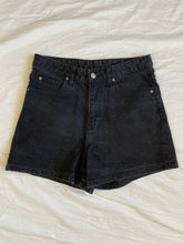 Load image into Gallery viewer, Dr Denim shorts: Size 31 / 12
