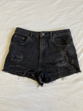 Load image into Gallery viewer, Distressed shorts: Size 10
