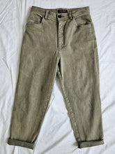 Load image into Gallery viewer, Gloria Vanderbilt jeans: Size 12

