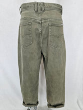 Load image into Gallery viewer, Gloria Vanderbilt jeans: Size 12
