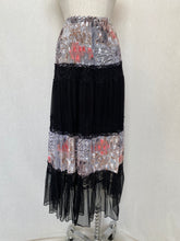 Lade das Bild in den Galerie-Viewer, Lace maxi skirt: Size S
