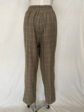 गैलरी व्यूवर में इमेज लोड करें, Chequer Club pants: Size 16
