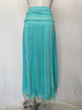 Load image into Gallery viewer, Classique skirt: Size 18
