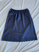 Load image into Gallery viewer, Marks &amp; Spencer skirt: Size 20-22
