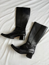 Lade das Bild in den Galerie-Viewer, Minnie Cooper boots: Size 8
