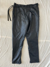 Lade das Bild in den Galerie-Viewer, Leather pants: Size 12
