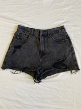 Load image into Gallery viewer, Distressed shorts: Size 10
