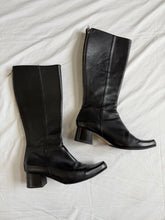 Lade das Bild in den Galerie-Viewer, Minnie Cooper boots: Size 8
