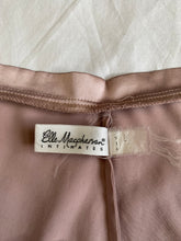 Lade das Bild in den Galerie-Viewer, Elle MacPherson shorts: Size L
