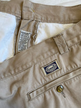 Load image into Gallery viewer, Donovan shorts: Size 36

