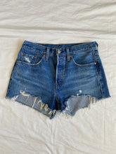 Load image into Gallery viewer, Levis shorts: Size 28
