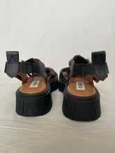 Lade das Bild in den Galerie-Viewer, Asra shoes: Size 7.5 / 38

