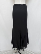 Load image into Gallery viewer, Classique skirt: Size 16
