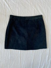 Lade das Bild in den Galerie-Viewer, Genuine leather skirt: Size 12
