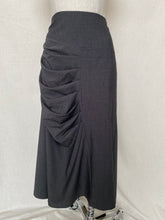 Lade das Bild in den Galerie-Viewer, Lisa Law skirt: Size 10
