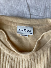 गैलरी व्यूवर में इमेज लोड करें, Katies jumper: Size 18
