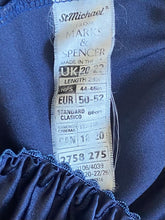Load image into Gallery viewer, Marks &amp; Spencer skirt: Size 20-22
