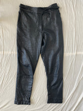 Lade das Bild in den Galerie-Viewer, Leather pants: Size 12
