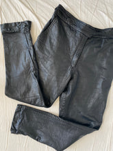 Lade das Bild in den Galerie-Viewer, Leather pants: Size 12
