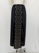 Lade das Bild in den Galerie-Viewer, Essence skirt: Size 14
