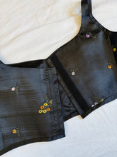 Load image into Gallery viewer, Handmade crop top: Size 6
