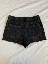 Load image into Gallery viewer, Distressed shorts: Size 10
